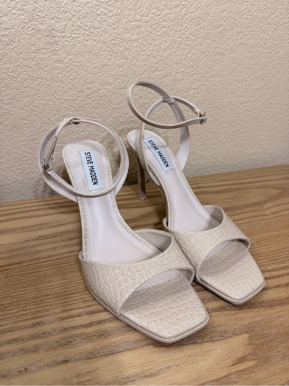 Steve Madden Presten Cream Croc-Embossed Ankle-Strap Heels size 9 like new